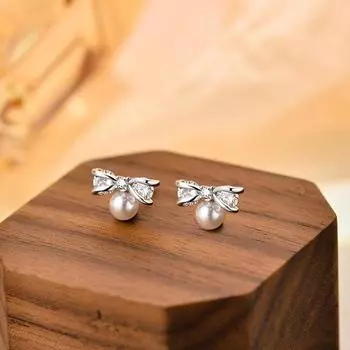 Серьги-бабочки с жемчугом. Маленькие, изысканные и универсальные серьги Niche Temperament Light Luxury High-end.
