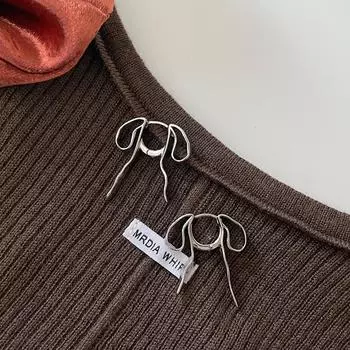 Серьги-бантики из серебра 925 пробы, женские индивидуальные серьги в холодном стиле, простые и модные, универсальные, с пряжками A pair of 925 silver needle