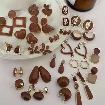 Серьги цвета кофе Майяр: Коллекция ретро осень-зима 2023 — простая, универсальная, элегантная.