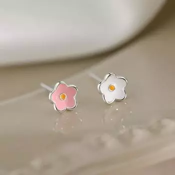 Серьги-цветы для женщин, маленькие серьги контрастных цветов на Новый год, модные милые ушки на лето