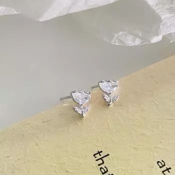 Серьги-цветы, инкрустированные бриллиантами. Легкие, роскошные, высокого класса. Ощущение маленького, свежего, нового стиля. Милые, маленькие и изысканные серьги.