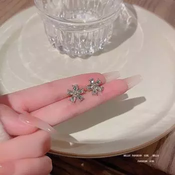 Серьги-цветы из серебра 925 пробы со стразами — модные, универсальные и элегантные для женщин золотой