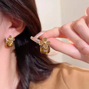 Серьги-цветы с цирконием цвета шампанского: Коллекция High-End Осень/Зима 2024 A1981 золотой