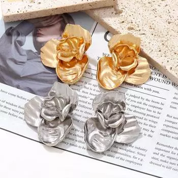 Серьги-цветы с преувеличенной трехмерной текстурой золотой