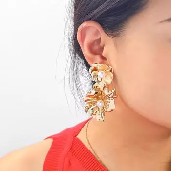 Серьги-цветы с золотым лепестком и жемчугом: Антикварная жемчужина, элитное ретро, уникальная индивидуальность золотой