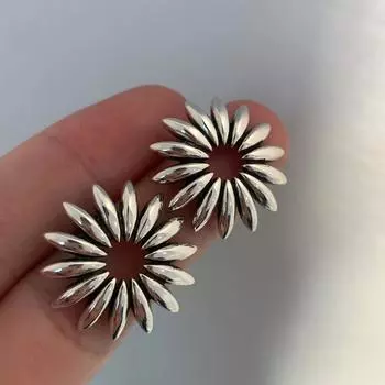 Серьги-цветы в стиле ретро для женщин в стиле тяжелой промышленности с нишевым дизайном, чувством роскоши и темпераментом