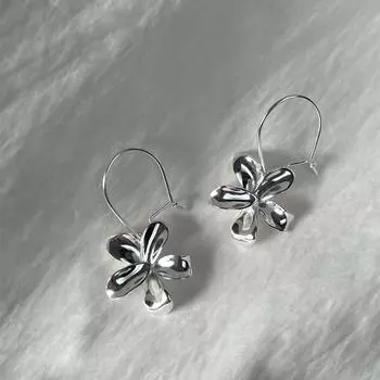 Серьги-цветы женские простые инс ветер ниша свежий высокий смысл 925 серебряная игла модный темперамент новые серьги 925 silver needles