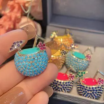 Серьги для летнего отпуска. Свежие и красивые серьги-гвоздики цвета кокосового молока. Женские микроинкрустированные цветные цирконы с золотым покрытием. синий