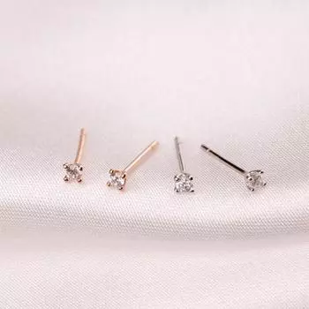 Серьги для прокалывания ушей являются гипоаллергенными. Высококачественные маленькие и нежные ушные косточки не требуют снятия во время сна.