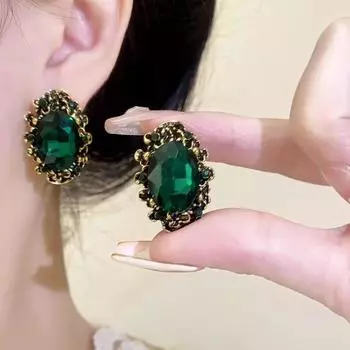 Серьги для женщин Ретро Изумрудные Высокопрофильные и Щедрые Серьги с серебряным штифтом 2025 Новый год Новое поступление Высококлассные Элегантные Серьги тяжелой промышленности Pair of Emerald Crystal Stud Earrings