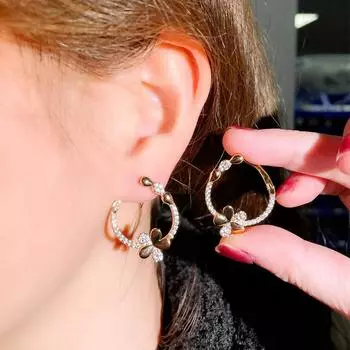 Серьги-гвоздики CMM Bling золотого цвета с кубическим цирконием и маленьким цветком золотой