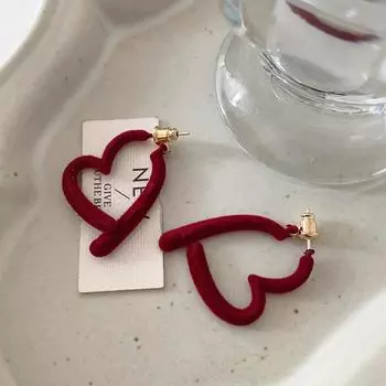 Серьги-гвоздики цвета бургундского флокирования Love, французские винтажные серьги-гвоздики, подходящие для зимы, пушистые серьги цвета анкора красного цвета