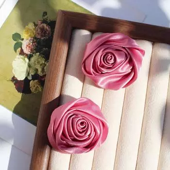 Серьги-гвоздики из атласной ткани ручной работы с объемными розами. Нежные романтические цветочные серьги-гвоздики в виде розовых цветов 01