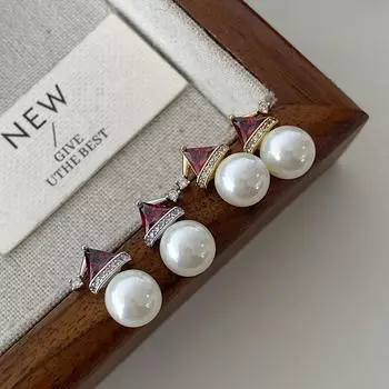 Серьги-гвоздики из искусственного жемчуга Атмосферные серьги высокого класса Треугольный дизайн Французский легкий роскошный темперамент Элегантные и изысканные серьги для женщин