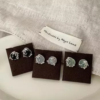 Серьги-гвоздики из натурального камня с металлическим листом из бамбука. Женские серьги-гвоздики с индивидуальностью, элегантным темпераментом и универсальным дизайном.