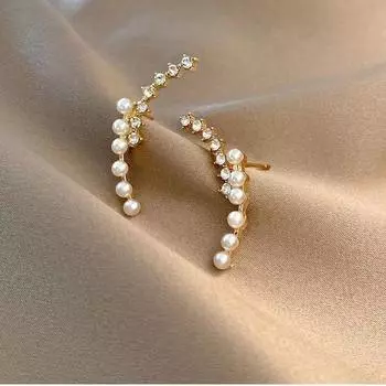 Серьги-гвоздики из серебра 925 пробы с изогнутой оправой и бриллиантами, инкрустированные жемчугом. Летние серьги премиум-класса. Легкие роскошные серьги. Модные женские серьги.