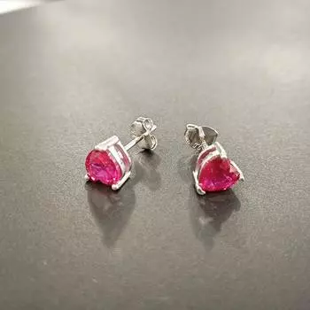 Серьги-гвоздики из серебра 925 пробы с красным сердцем и фианитами красный