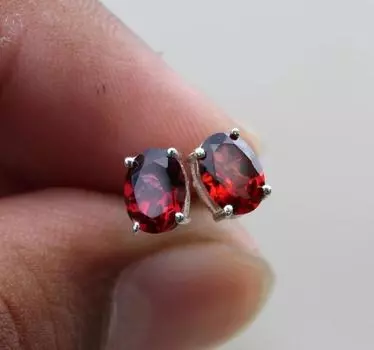 Серьги-гвоздики из стерлингового серебра 925 пробы с красным гранатом красный