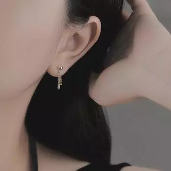 Серьги-гвоздики из стерлингового серебра 925 пробы с небольшими серебряными вставками контрастного цвета. Женские серьги-гвоздики с кисточками. Модные стильные серебряные аксессуары. 925