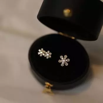 Серьги-гвоздики из стерлингового серебра S925, женские асимметричные серьги с тремя маленькими цветками и бриллиантами, стильный дизайн 925