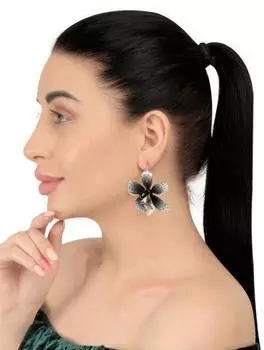 Серьги-гвоздики из золотисто-серых ракушек и цветов серый