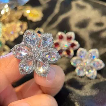 Серьги-гвоздики «Камелия» с цветным цирконием, атмосферный темперамент, трехмерные серьги-цветы, слегка инкрустированные цирконием, золото 18 карат красный