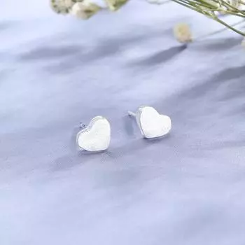 Серьги-гвоздики Love, женские, милые, простые, матовые, в форме сердца, модные, универсальные, корейская версия, нишевые дизайнерские аксессуары