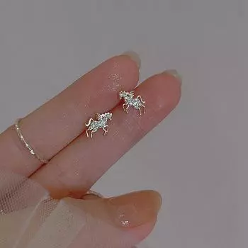 Серьги-гвоздики Pegasus с бриллиантами, нишевый дизайн, легкие роскошные серьги с микроциркониями. золотой