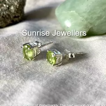 Серьги-гвоздики «Перидот Санаа» — овальные серьги с огранкой — набор из двух сережек Ari от Sunrise Stud Earring и обруча с подвеской • Подарок лучшему другу • Free Size зелёный