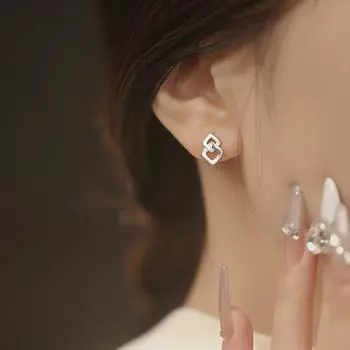 Серьги-пусеты Темперамент Восточных ворот Маленькие геометрические серьги Простые повседневные Все размеры Полые квадратные серьги-пусеты