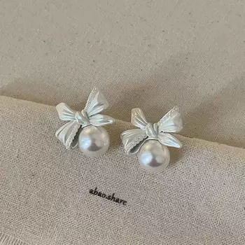 Серьги-гвоздики с бантиком в стиле ретро из французского жемчуга. Женские, милые, изысканные, модные, элегантные, трендовые, универсальные серьги.