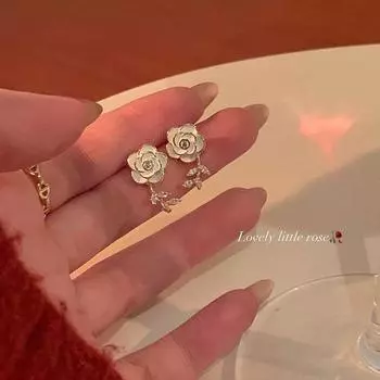 Серьги-гвоздики с белой камелией, женские серьги-гвоздики с нишевым дизайном и универсальным темпераментом высокого класса