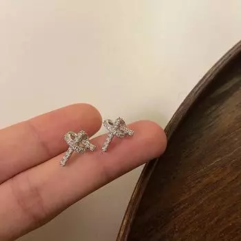 Серьги-гвоздики с бриллиантами в виде узелков Ins Cold Wind Personality Niche Design Sense Zircon Серьги корейской версии Простые и маленькие серьги