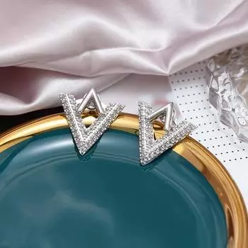 Серьги-гвоздики с буквой V, слегка инкрустированные бриллиантами, женские легкие роскошные дизайнерские серьги, ношения треугольных сережек до и после, серьги Temperament серебряный