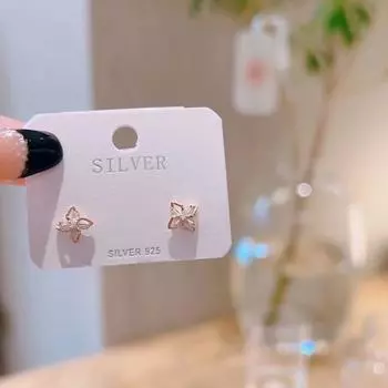 Серьги-гвоздики с четырьмя лепестками из микропаве из циркония для женщин. Изысканные компактные персонализированные модные и стильные серьги с бриллиантовой инкрустацией.