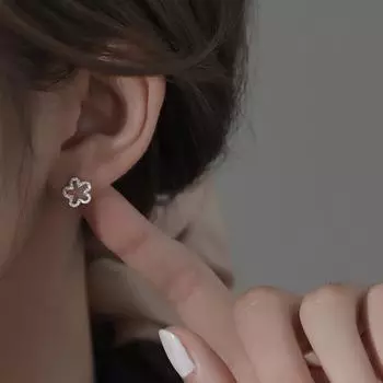 Серьги-гвоздики с цветком, женские минималистичные полые маленькие цветочные украшения для ушей, аксессуары для холодного ветра в корейской версии