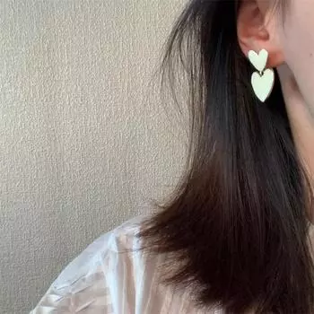 Серьги-гвоздики с двумя сердечками молочно-белого цвета из серебра 925 пробы — универсальная корейская мода с возможностью ношения двумя способами. белый