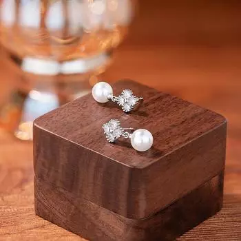 Серьги-гвоздики с имитацией жемчуга в виде четырехлистного клевера с бриллиантами, женские, корейская версия, легкие, роскошные серьги