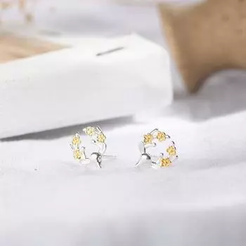 Серьги-гвоздики с изображением оленя в виде цветка сливы, женские маленькие, свежие и милые серьги из рога лося, аксессуары корейской версии