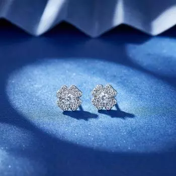 Серьги-гвоздики с медно-платиновым покрытием в форме четырехлистного клевера диаметром 6,34 мм и белым цирконием белый
