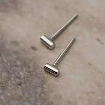Серьги-гвоздики с одним словом Женственность Минималистичные линии Маленькие прямые серьги-гвоздики Нишевый дизайн Корейская версия Маленькие серьги-молотки