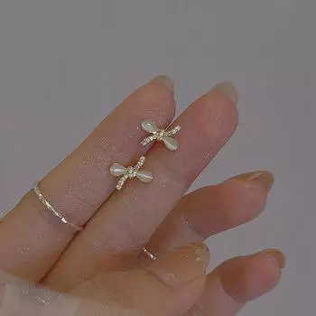 Серьги-гвоздики с опаловыми бантиками Женственность Сладкие зимние Зимние серьги Зимние серьги