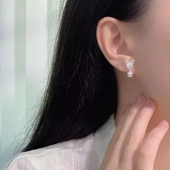 Серьги-гвоздики с полыми шариками-бабочками. Универсальные и изысканные серьги.