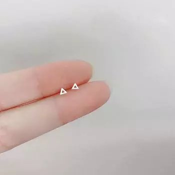 Серьги-гвоздики с полыми треугольными гранями. Женственные японские и корейские простые и универсальные серьги-гвоздики. серебряный