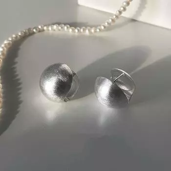 Серьги-гвоздики с пряжкой из матового шара женские, легкие, роскошные, нишевые, ретро, металлические, матовые, дуговые