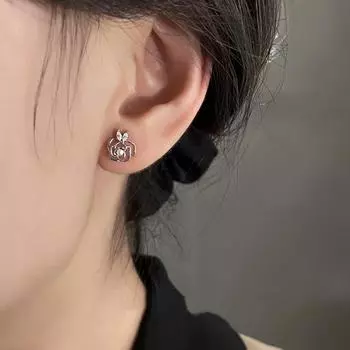 Серьги-гвоздики с серебряным покрытием S925, французская простая атмосфера, не выцветает, жемчужные серьги-гвоздики с цветком камелии, полые серьги-гвоздики с одним бриллиантом в форме листа розы