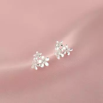 Серьги-гвоздики с тремя цветами, женские, простые, в форме сердца, нежные, цветочные, серьги-кластеры, застежка-винт, мини-серьги с маленькими цветами