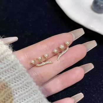 Серьги-гвоздики с тремя цветками и жемчугом, женские серьги-гвоздики с нишевым дизайном, простые модные легкие роскошные серьги