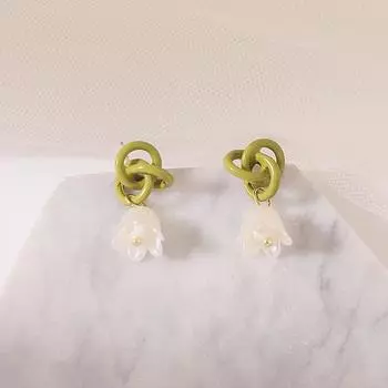 Серьги-гвоздики с зеленым цветком и маленьким девичьим темпераментом