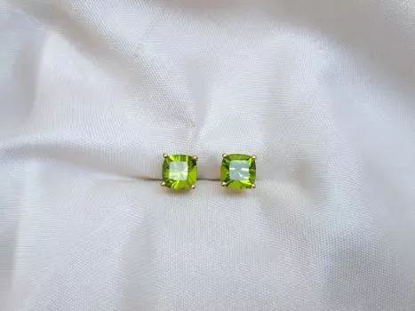 Серьги-гвоздики с зеленым перидотом, серьги из желтого золота, серьги из стерлингового серебра 925 пробы, минималистичные серьги, серьги ручной работы, подарок для нее серебряный